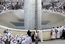صورة في مشعر منى.. الحجّاج يرمون جمرة العقبة