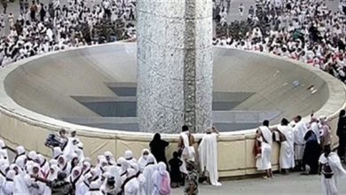 صورة في مشعر منى.. الحجّاج يرمون جمرة العقبة