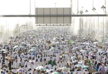 صورة الحجّاج يؤدون الركن الأعظم للحجّ على جبل عرفات