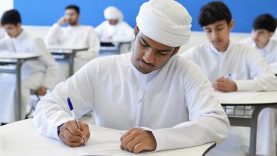 صورة طلبة الصفوف من الثالث إلى الثاني عشر يتقدمون لامتحانات نهاية العام الدراسي الثلاثاء