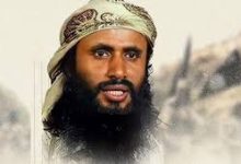 صورة زغيم تنظيم القاعدة في اليمن يخرج متوعدا  ويدعو الذئاب المنفردة لتنفيذ عمليات اغتيال بحق قيادات عربية وأمريكية