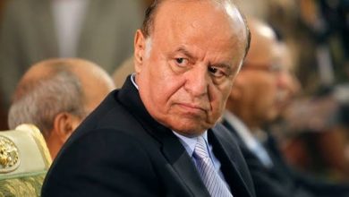 صورة الرئيس هادي ونائبه الفريق على محسن يتلقيان اتصالا من رئيس مجلس القيادة الرئاسي .. عاجل