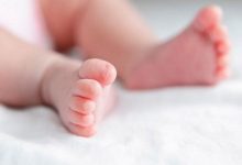 صورة والدان يعرضان طفلة عمرها 4 أشهر للبيع في العراق