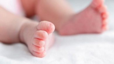 صورة والدان يعرضان طفلة عمرها 4 أشهر للبيع في العراق