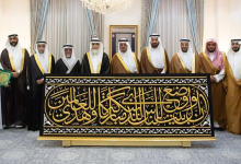 صورة تسليم كسوة الكعبة المشرفة لسدنة بيت الله الحرام