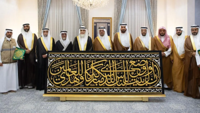 صورة تسليم كسوة الكعبة المشرفة لسدنة بيت الله الحرام
