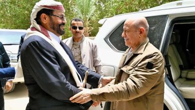 صورة العليمي يشيد بمأرب وقبائلها الأصلية والنهضة التي تشهدها المحافظة والعرادة يؤكد جاهزية القوات لإفشال أي محاولة حوثية لاختراق الجبهة الداخلية