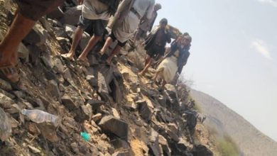 صورة فاجعة للباحثين عن الثراء والمال  في اليمن ..وفاة 7 أشخاص جراء انهيار صخري أثناء  تنقيبهم عن الذهب