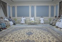 صورة ولي عهد الشارقة يكرم الفرق المشاركة في إخماد حريق ميناء الحمرية