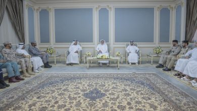 صورة ولي عهد الشارقة يكرم الفرق المشاركة في إخماد حريق ميناء الحمرية