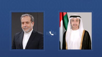 صورة عبدالله بن زايد يدين خلال اتصال هاتفي مع عراقجي الاستهداف العسكري الإسرائيلي لإيران