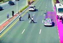 صورة مشاة يتسببون في حوادث خطرة على طرق رئيسة بالدولة خلال 2024