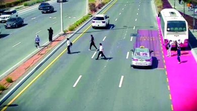 صورة مشاة يتسببون في حوادث خطرة على طرق رئيسة بالدولة خلال 2024
