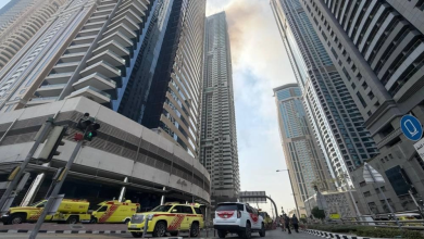 صورة تواصل عمليات التبريد بعد إخماد حريق “برج مارينا “المكون من 67 طابقاً