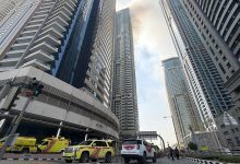 صورة «دفـــاع مدني دبي» يخلي 3820 شخصاً من 67 طابقاً.. ويسيطر على حريق برج في «المارينا»
