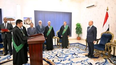 صورة خمسة قضاة يؤدون اليمين القانونية بمناسبة تعيينهم أعضاءً في المحكمة العليا والرئيس يجتمع بهم