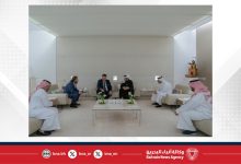 صورة سموه كرم الرعاة والداعمين لجائزة الدانة 2025 .. خالد بن حمد يستقبل مدير عام قناة mbc