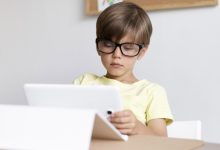 صورة جيل الأجهزة الذكية.. نظارات طبية تلازم وجوه الأطفال