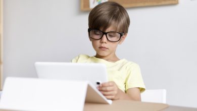 صورة جيل الأجهزة الذكية.. نظارات طبية تلازم وجوه الأطفال