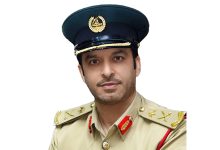 صورة طفل يسقط من مركبة تقودها والدته في دبي