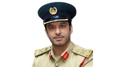 صورة طفل يسقط من مركبة تقودها والدته في دبي