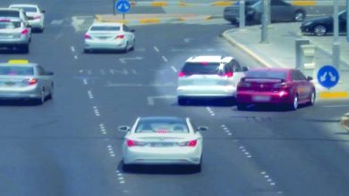 صورة متهورون ينتقلون بين المسارات بطريقة «بهلوانية» لتفادي الازدحام