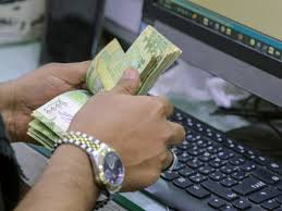 صورة الريال اليمني يلفظ أنفاسه الأخيرة وسط انهيار شامل وغياب تام للحكومة