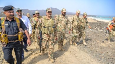 صورة طارق صالح يزور جزر بالبحر الأحمر ويشيد بجاهزية القوات البحرية