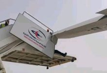 صورة شاهد.. عربة السلٌم بمطار عدن تصطدم بجناح طائرة اليمنية وتخرجها عن الخدمة