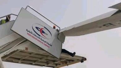 صورة شاهد.. عربة السلٌم بمطار عدن تصطدم بجناح طائرة اليمنية وتخرجها عن الخدمة