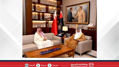 صورة وزير الداخلية يستقبل محافظ محافظة المحرق ويتسلم منه نسخة من كتابه ” رحلتي عبر المحطات الثلاث”