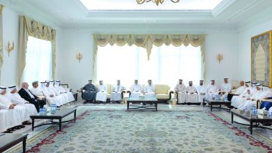 صورة حمدان بن محمد يقدّم واجب العزاء في وفاة محمد إبراهيم عبيدالله