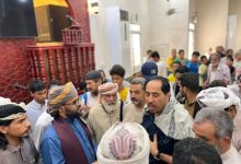 صورة الوزير البكري يزور المصلين في المسجد الذي تعرض لاقتحام عناصر الإنتقالي وسط سخط شعبي واسع من الحادثة