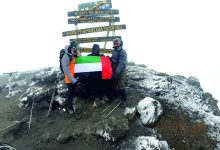 صورة متعافٍ من الإدمان في دبي يصعد أعلى قمة جبل في العالم