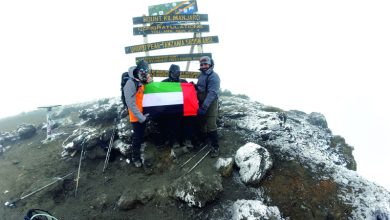 صورة متعافٍ من الإدمان في دبي يصعد أعلى قمة جبل في العالم