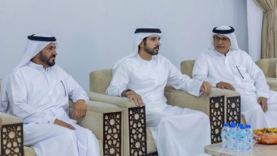 صورة حمدان بن محمد يقدّم واجب العزاء في وفاة محمد سهيل بن عويضان العامري