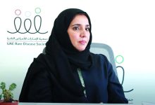 صورة كفاح مُلهم لـ «أمّ إماراتية» مع 3 أبناء مصابين بمتلازمة تأخر النمو
