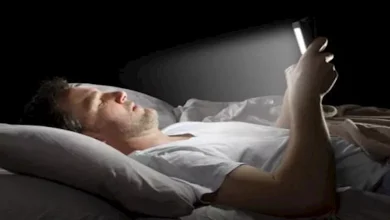 صورة احذر استخدام الهاتف قبل النوم.. 6 آثار خطيرة على دماغك ونفسيتك