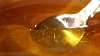 صورة ملعقة واحدة من العسل قبل النوم تفعل العجب بجسمك.. تناولها فوراً