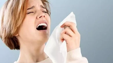 صورة ما سبب نزول البول عند العطس بشدة؟.. وما العلاج لذلك؟