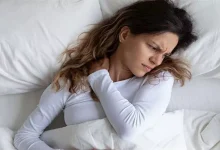 صورة وضعيات النوم..  لماذا النوم على الظهر قد لا يكون الخيار الأفضل؟