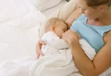 صورة أثارت الجدل.. أم تعترف برضاعة ابنتها حتى عمر الثامنة لهذا السبب الصادم