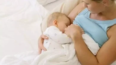 صورة أثارت الجدل.. أم تعترف برضاعة ابنتها حتى عمر الثامنة لهذا السبب الصادم