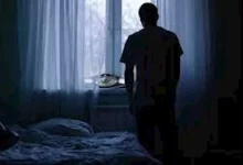صورة مفاجأة.. هذا ما يحدث لجسمك عند النوم في غرفة مظلمة تماماً