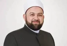 صورة برسالة باكية.. الشيخ يسري عزام يودع جامع عمرو بن العاص بعد قرار الأوقا