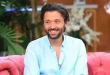 صورة كريم محمود عبدالعزيز يروج لمسلسله الجديد “مملكة الحرير” وشقيقه يعلق