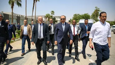 صورة وزير قطاع الأعمال يشهد تسليم دفعة من مركبات “نصر سكاي” إلى جامعة سوهاج