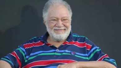 صورة “ليه وقفات نفتخر بيها”.. ماذا قال يحيى الفخراني عن الزعيم عادل إمام؟
