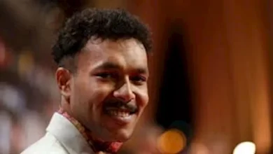 صورة عمر مرموش يُهدي “تيشرت” لويجز: “أفضل رابر في العالم”