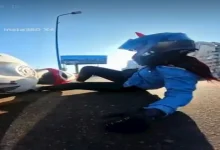 صورة لحظة سقوط ياسمين صبري خلال قيادتها دراجة بخارية بالإسكندرية (صور وفيدي